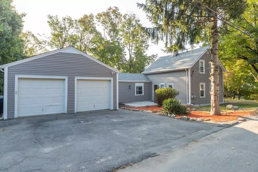 19 Hardwick St, Cumberland, RI 02864