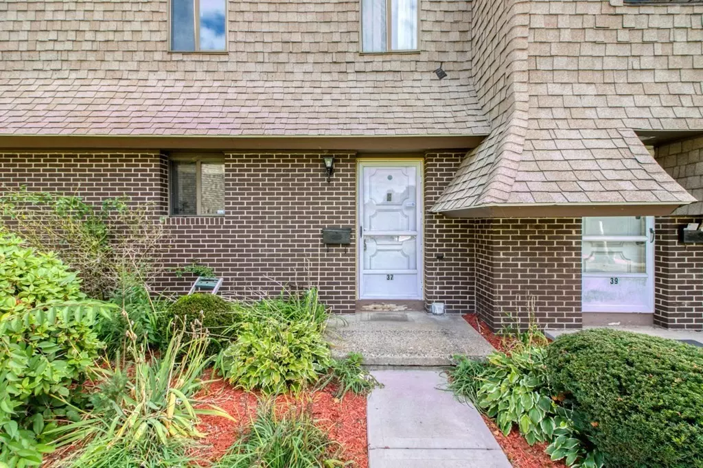 Agawam, MA 01001,37 Beekman Dr #37