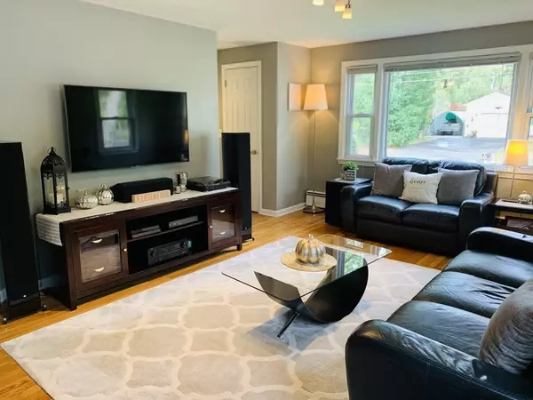 Agawam, MA 01001,9 Poinsetta Street