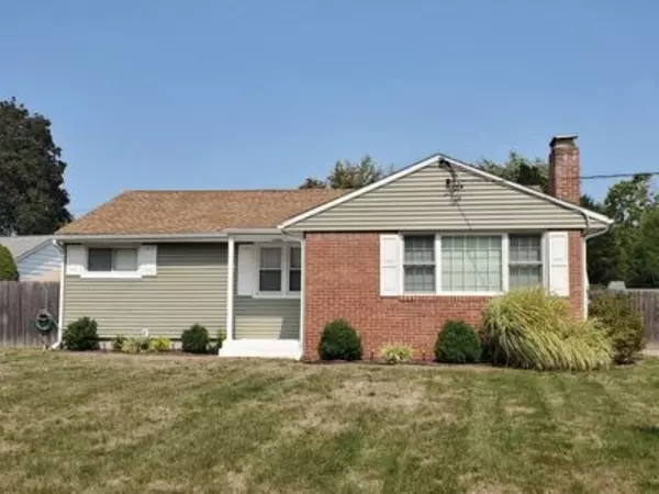 82 Florida Dr, Agawam, MA 01001