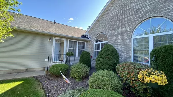 28 Castle Hill Rd #D, Agawam, MA 01001