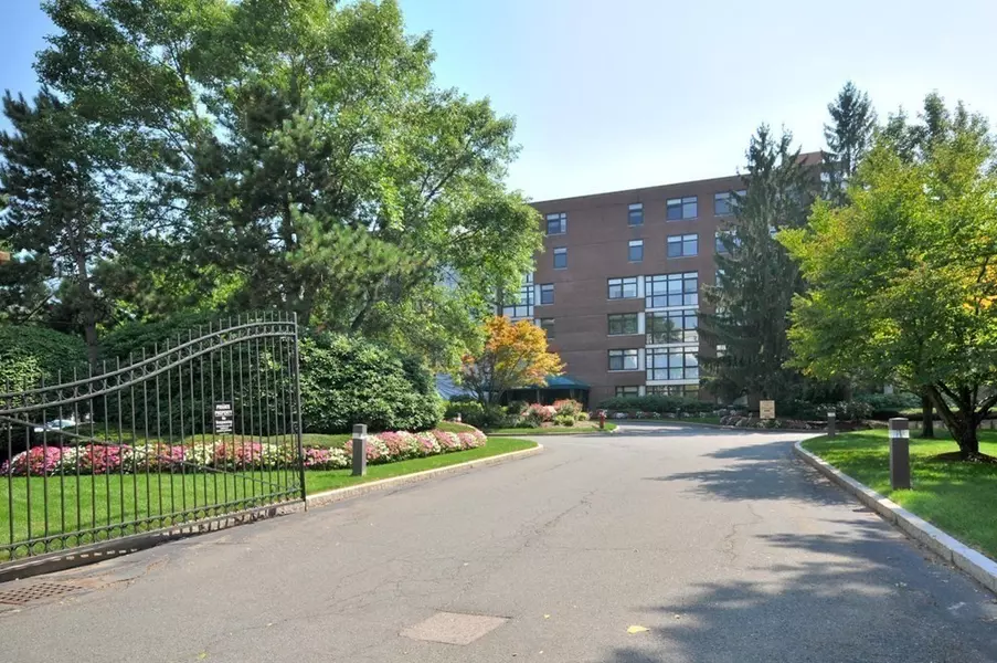 77 Florence St #301N, Newton, MA 02467