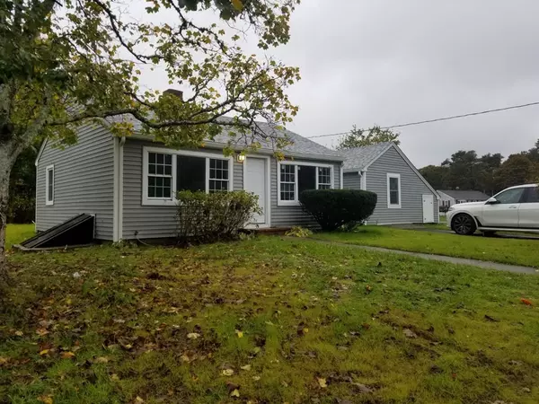 8 Santos Ln, Harwich, MA 02645