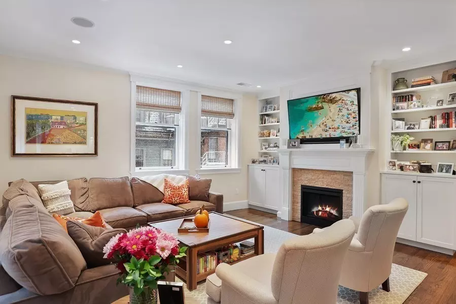 82 Chestnut St #20, Boston, MA 02108