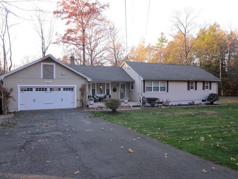 400 Dickinson Hill Rd, Russell, MA 01071