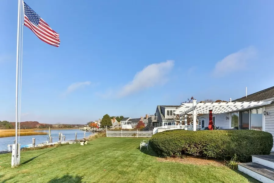 109 Pawkannawkut Dr, Yarmouth, MA 02673