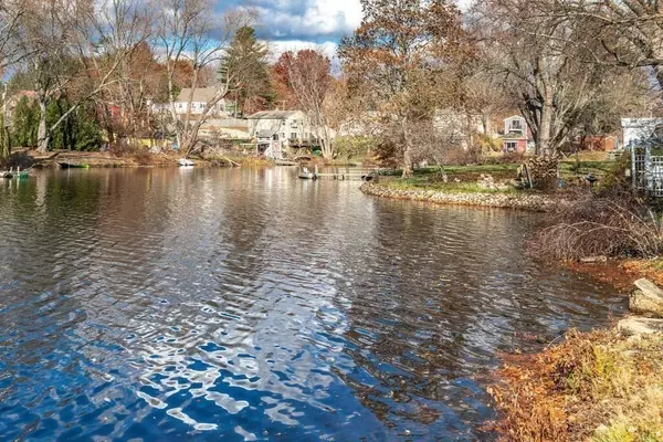 Blackstone, MA 01504,17 Shore Dr