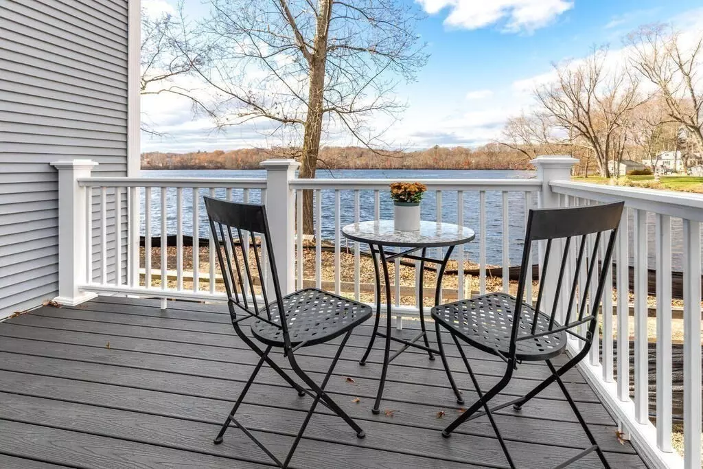 Blackstone, MA 01504,17 Shore Dr