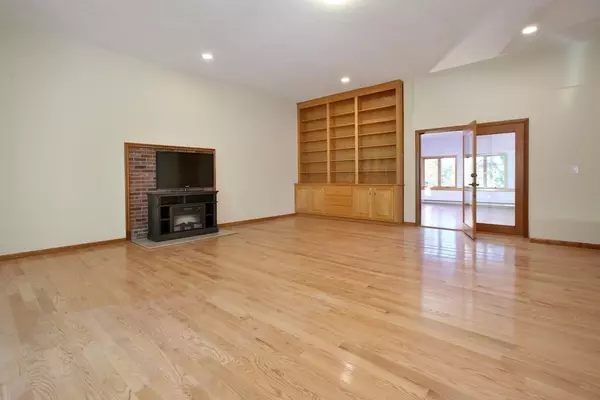 Foxboro, MA 02035,29 Cedar