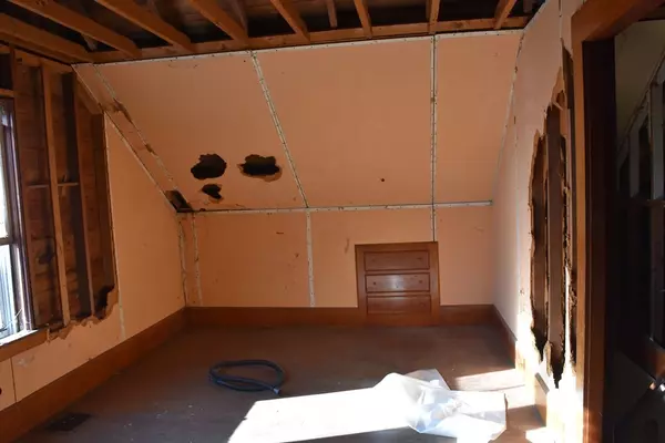 Acushnet, MA 02743,10 Blain St