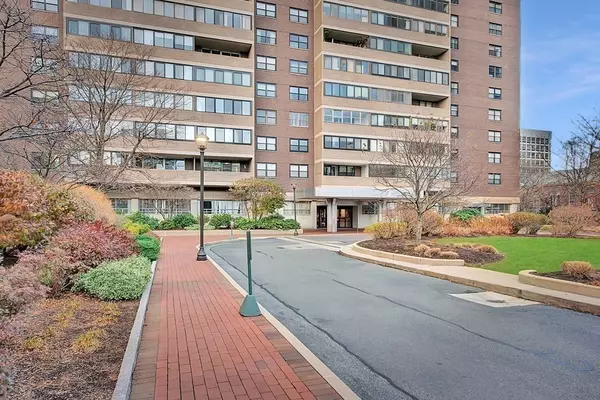 9 Hawthorne Pl #12R, Boston, MA 02114