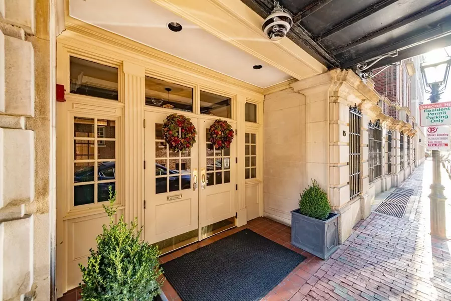 15 River St #704, Boston, MA 02108