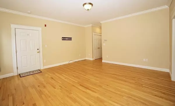 Norwood, MA 02062,4-R Chapel St #A