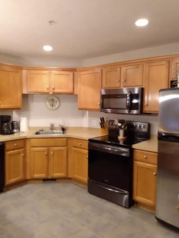 Abington, MA 02351,424 Tamarack Ln #424
