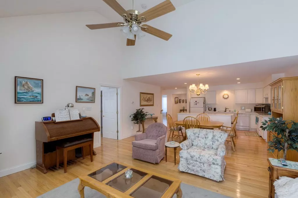 West Boylston, MA 01583,46 Hillside Village Dr #46