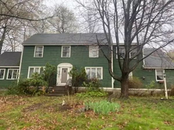 8 Hillside Ave, Clinton, MA 01510