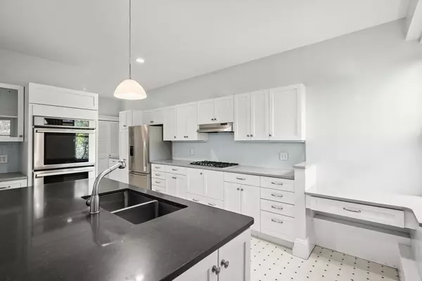 Brookline, MA 02446,12 Euston St #2