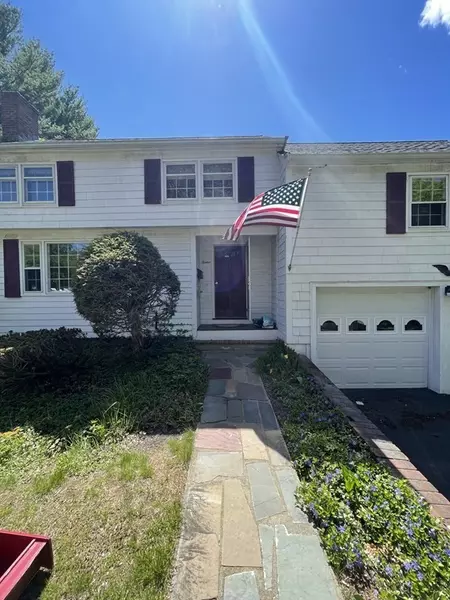 12 Saunders Rd, Lynnfield, MA 01940