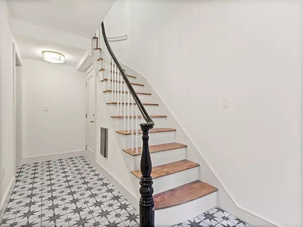 Boston, MA 02114,8 Joy St #2