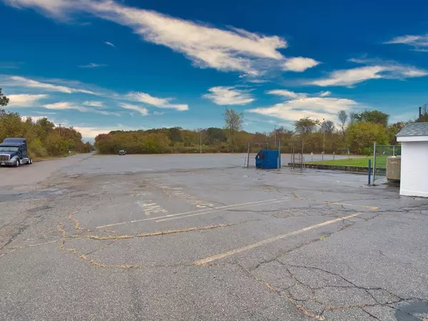 Tiverton, RI 02878,28 Fish Rd