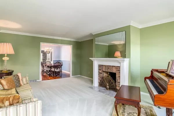 Agawam, MA 01001,13 Castle Hill Rd #B