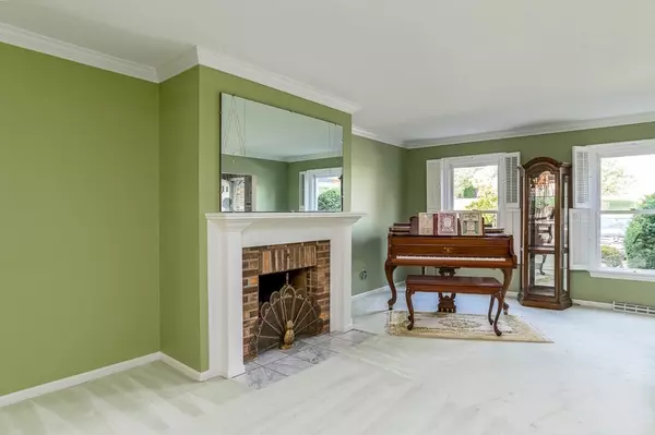 Agawam, MA 01001,13 Castle Hill Rd #B