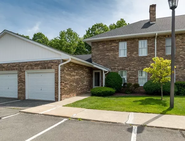 13 Castle Hill Rd #B, Agawam, MA 01001