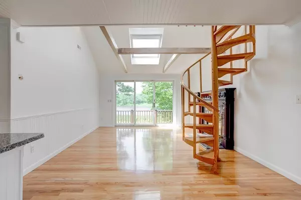 Barnstable, MA 02601,381 Ocean St #3