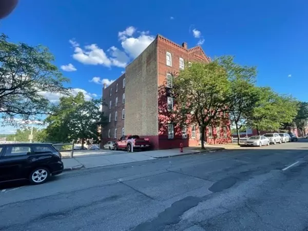 688 High St, Holyoke, MA 01040