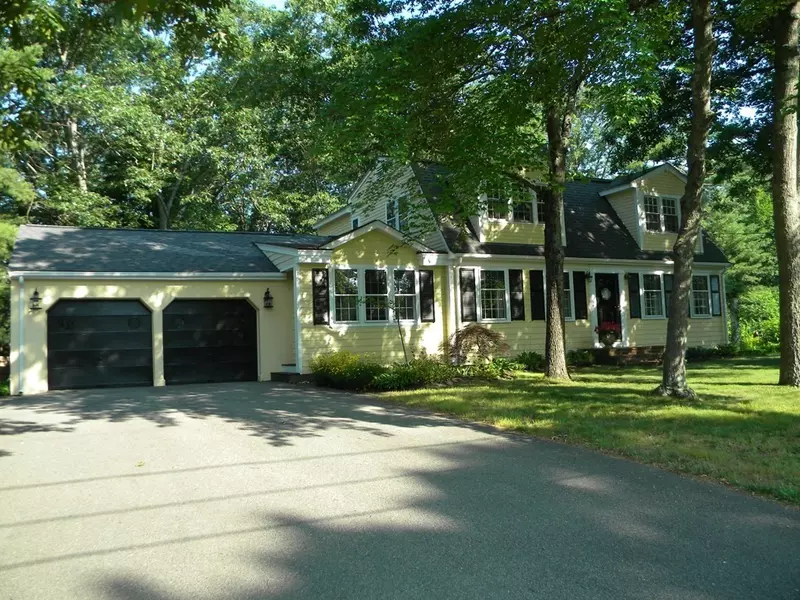 11 Emerson Rd, Medfield, MA 02052