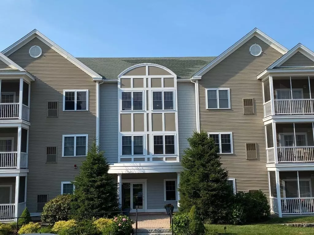 Clinton, MA 01510,2204 Briarwood Village #204