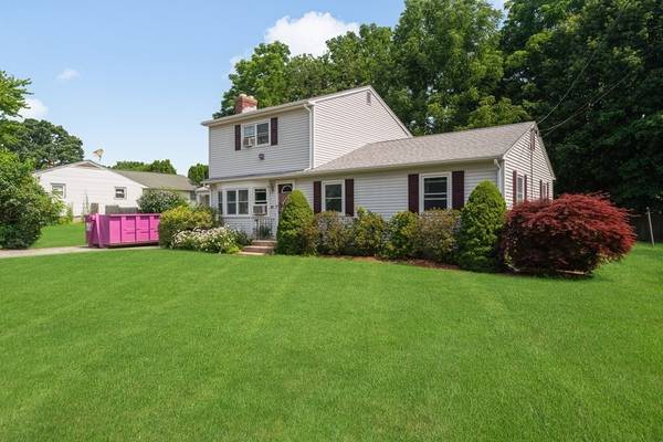 41 Meadowcrest Dr, Cumberland, RI 02864