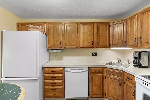 Clinton, MA 01510,208 Ridgefield Cir #C