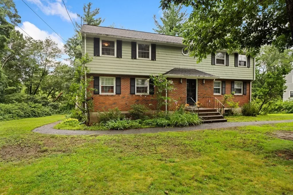 Acton, MA 01720,215 School St #L