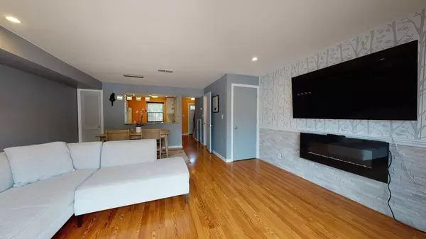 Framingham, MA 01701,2008 Windsor Dr #2008
