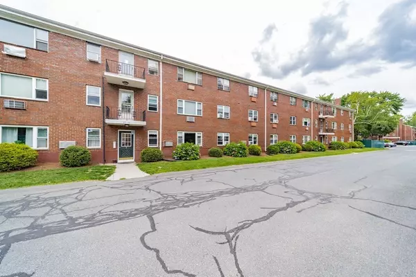 Agawam, MA 01001,27 Regency Park Dr #27