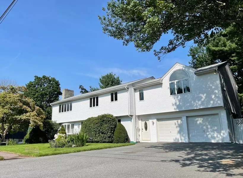 97 Locksley Road, Lynnfield, MA 01940