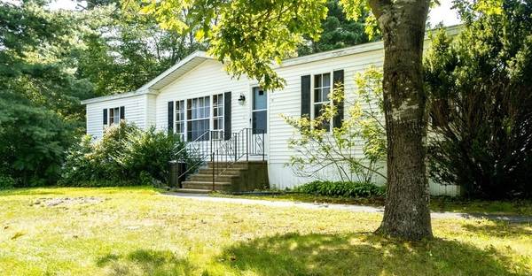 8 Foxtail Dr, Kingston, MA 02364