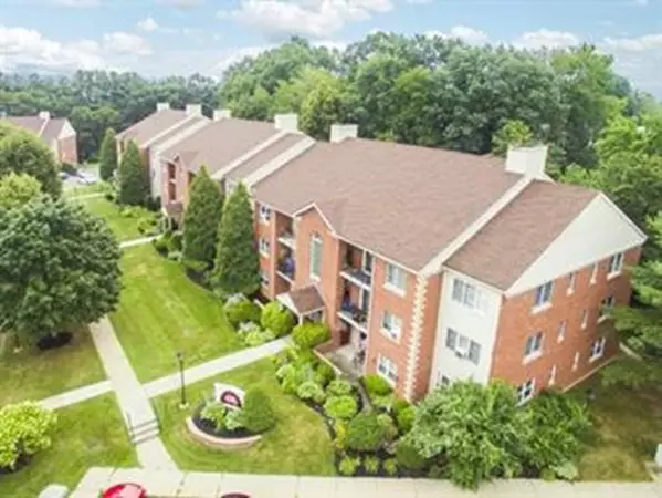 22 Maple Crest Cir #E, Holyoke, MA 01040