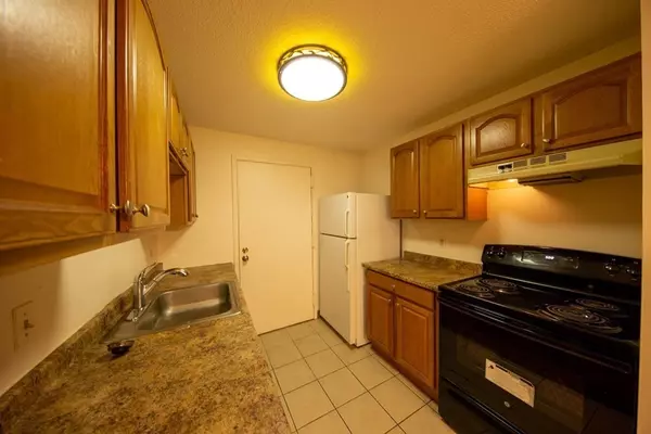 Natick, MA 01760,4 Village Rock Ln #8