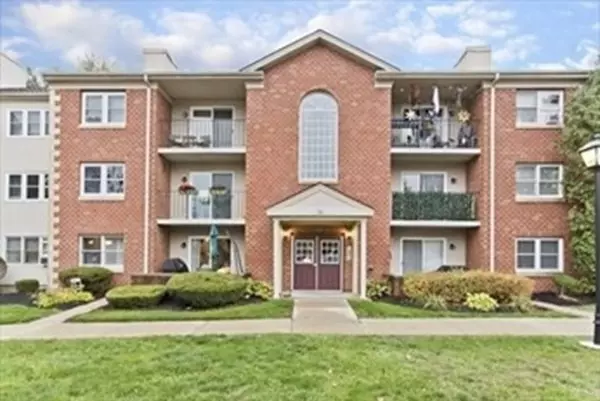 14 Maple Crest Cir #E, Holyoke, MA 01040