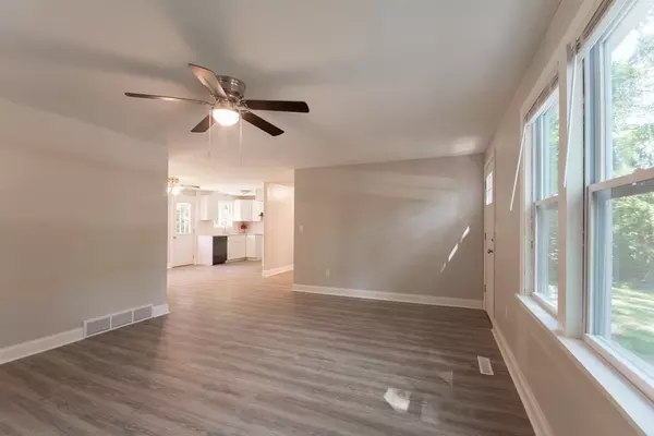 Swansea, MA 02777,462 Oak Street