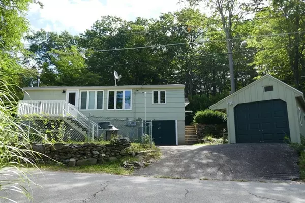 156 Mills Shore Dr, Hampstead, NH 03841