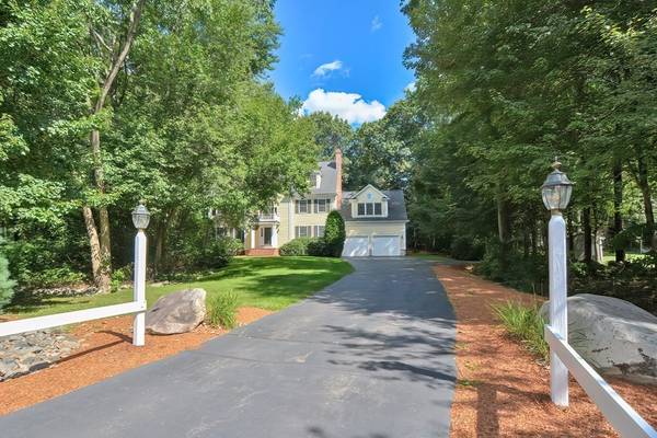 7 Frontier Dr, Walpole, MA 02081