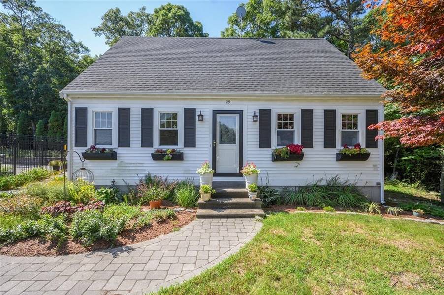 29 Manamok Cir, Sandwich, MA 02563