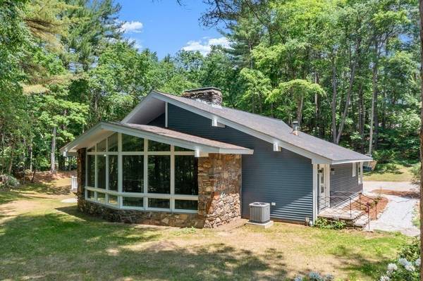 10 Library Lane North, Sturbridge, MA 01566