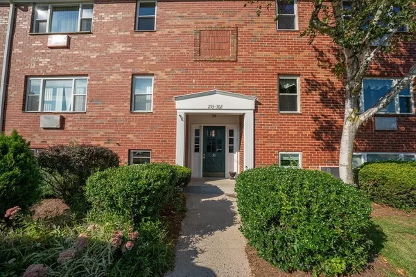 294 Regency Park Dr #294, Agawam, MA 01001