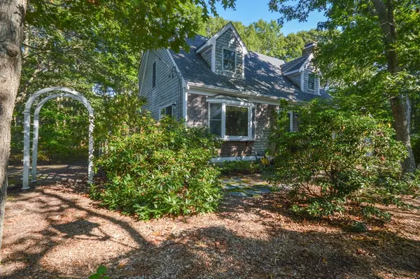 28 N Bournes Pond Road, Falmouth, MA 02536