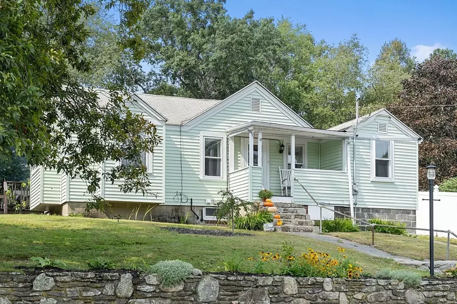 19 Chestnut Ave, Auburn, MA 01501