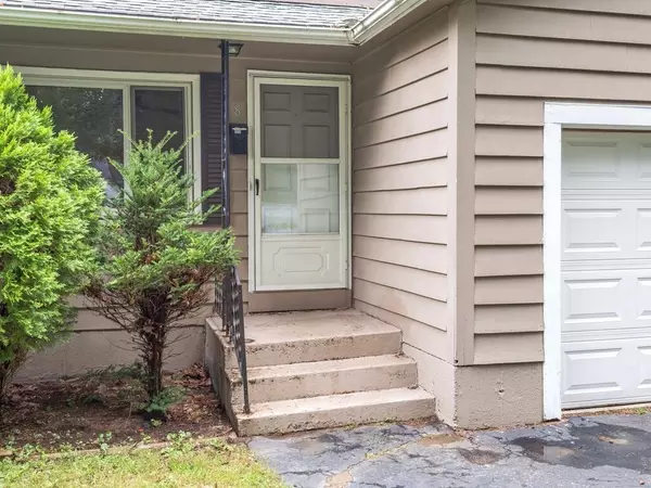 Webster, MA 01570,8 Morris St